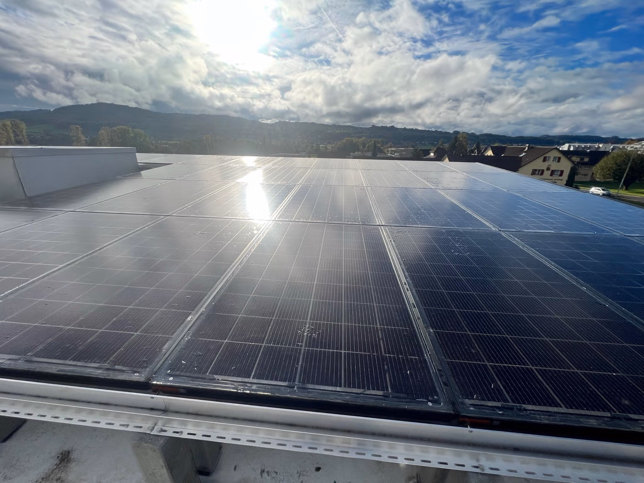 Mehrfamilienhaus mit Solar-Hover-System, Batteriespeicher und ZEV in Seengen